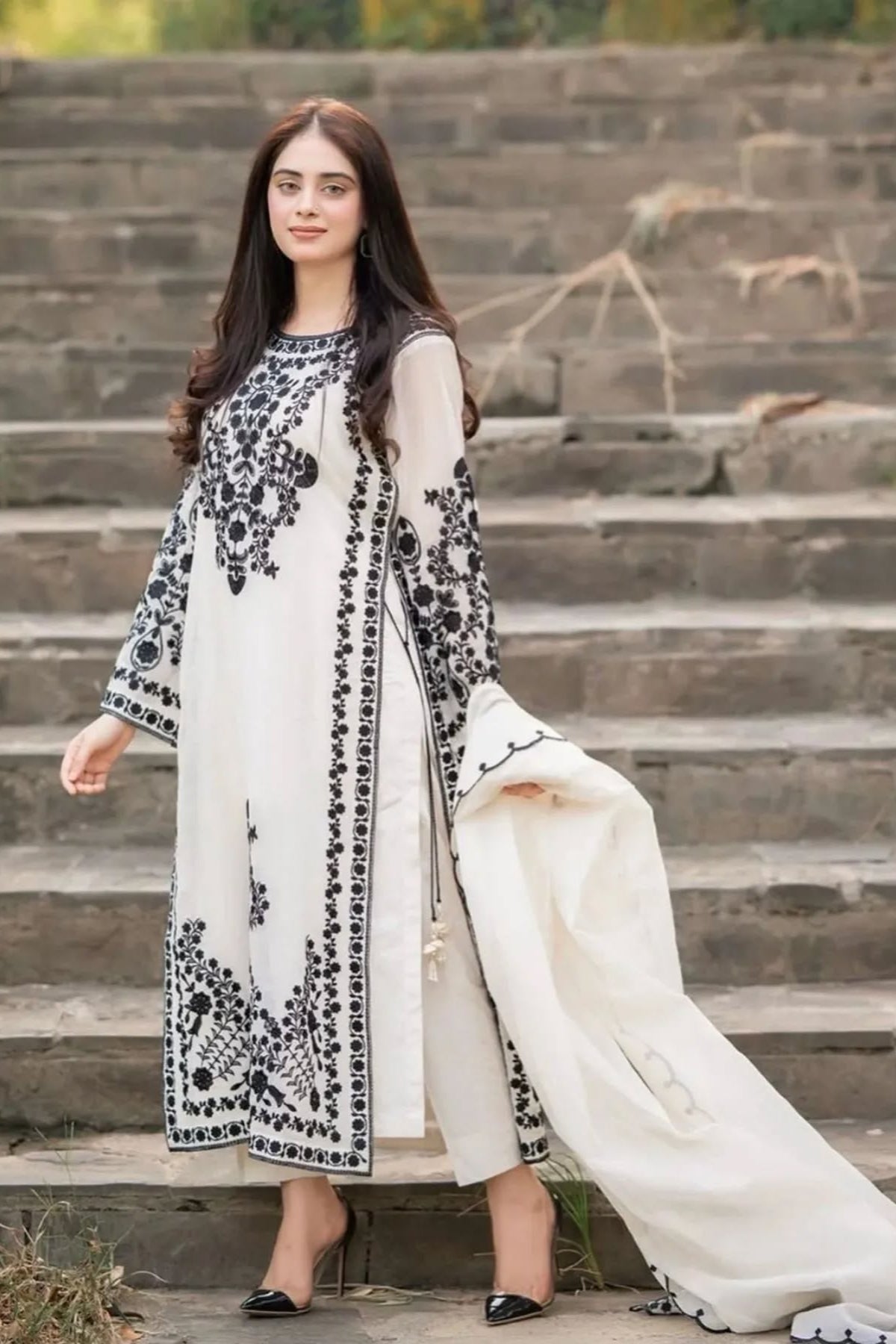 Agha Noor Luxury Lawn with Chiffon Embroidered Dupatta 3Pc Suit